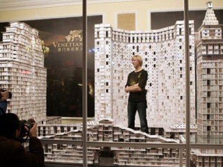 Kártyavár világrekord: kínai hotel 218 ezer lapból - Fesztelen mindennapok -  - Bryan Berg, hotel, Kártyavár, Venetian Macau, világrekord, 