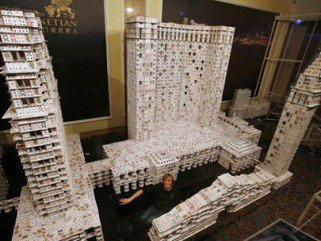 Kártyavár világrekord: kínai hotel 218 ezer lapból - Fesztelen mindennapok -  - Bryan Berg, hotel, Kártyavár, Venetian Macau, világrekord, 