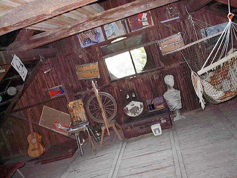 A padlás - Otthon & Design -  - Ágy asztal TV, Kópis Benedek, lakberendezés, padlás, 