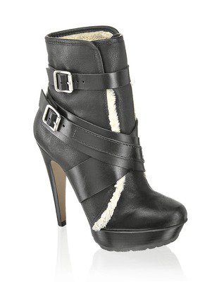 2011 winter/fall csizmakörkép - Hírek  -  - Couplé, csizma, csizmakörkép, Gucci, Guess, Janet & Janet, Marc Jacobs, Pepe Jeans London, Tamaris, Zara, 