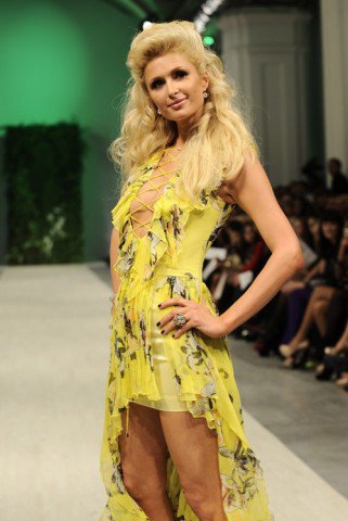 Egy ukrán kollekció, amit Paris Hilton mutatott be - Hírek  -  - Andre Tann, divat, divathét, Kijev, Paris Hilton, trend, Ukrán, 