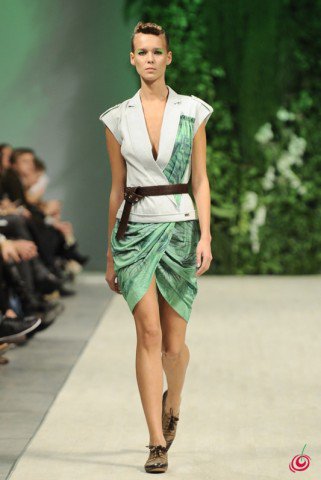 Egy ukrán kollekció, amit Paris Hilton mutatott be - Hírek  -  - Andre Tann, divat, divathét, Kijev, Paris Hilton, trend, Ukrán, 