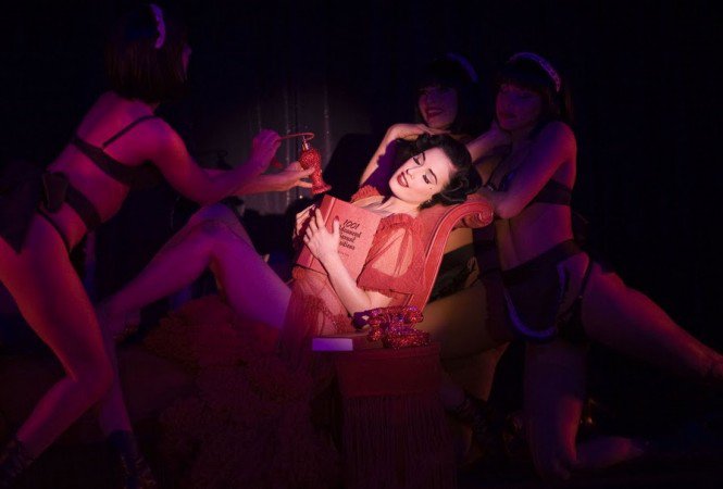 Nálunk is megőrült a párizsi ló - Fesztelen mindennapok -  - ++erotika, ++m%C5%B1v%C3%A9szet, +Crazy+Horse, meztelens%C3%A9g, 