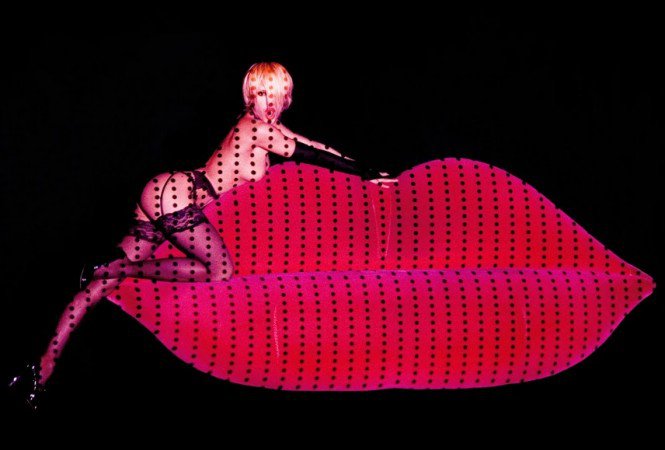 Nálunk is megőrült a párizsi ló - Fesztelen mindennapok -  - ++erotika, ++m%C5%B1v%C3%A9szet, +Crazy+Horse, meztelens%C3%A9g, 