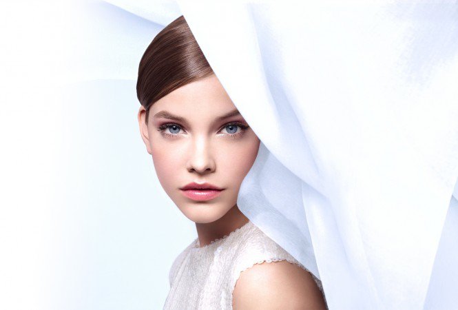 Palvin Barbara a Chanel Le Blanc arca - Smink  -  - Chanel, Chanel Le Blanc, Palvin Barbara, 