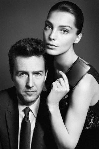 Edward Norton összeállt a világ legdrágább modelljével - Hírek  -  - Daria Werbowy, Edward Norton, Prada, styletech, telefon, 