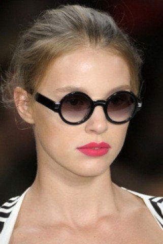 A karika szemüveg az új wayfarer - Hírek  -  - karika szemüveg, LAdy Gaga, napszemüveg, New York Fashion Week, Ozzy Osbourne, 