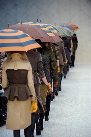 Letisztult elegancia: Burberry Prorsum - Hírek  -  - burberry, divathét, esernyő, london, tél, 