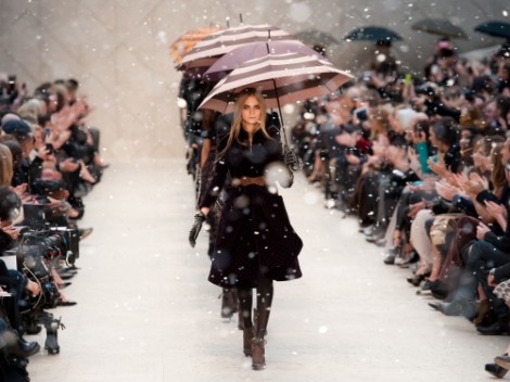 Letisztult elegancia: Burberry Prorsum - Hírek  -  - burberry, divathét, esernyő, london, tél, 