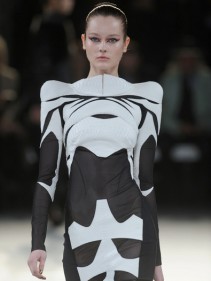 Párizsi divathét: Mugler 2012/13 - Hírek  -  - Lady Gaga, Nicola Formichetti, Párizs divathét, Thierry Mugler, 