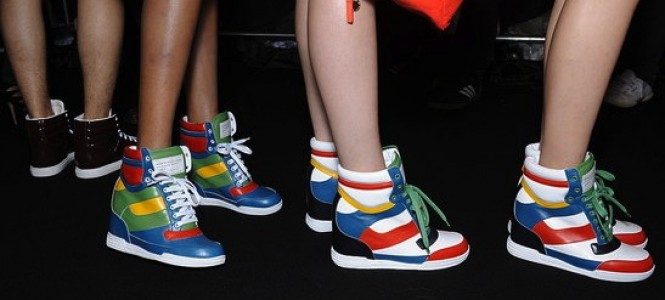 Ringó csípő, szép vádli sportcipőben? - Hírek  -  - Beckham, cipő, Gwen Stefani, Isabel Marant, magassarkú sportcipő, Miranda Kerr, Nike, szép vádli, trend, Victoria, wedge, 