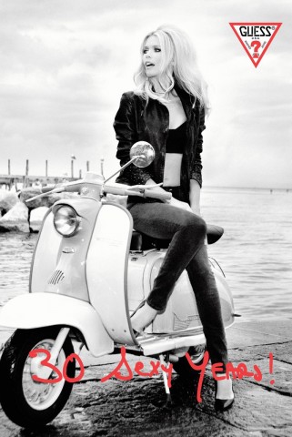 Csúcsformában 40 után is - DIVAT&STÍLUS - Hírek  - Claudia Schiffer, divat, farmer, Guess, kampány, 