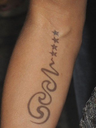 Tetoválás a kifutón - DIVAT&STÍLUS - Hírek  - bizarr, heidi klum, kate moss, modell, tetkó, tetoválás, 