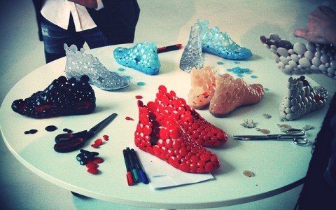 Rágógumi illatú szupertrendi gumicipők - DIVAT&STÍLUS - Hírek  - gmicipő, gumicsizma, gumiszandál, meflex, Melissa cipő, újrahasznosítás, Vivienne Westwood, 