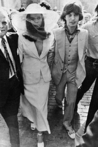 Ikonikus esküvői ruhák - DIVAT&STÍLUS - Stílusiskola - csokor, esküvő, esküvői ruha, fátyol, Galliano, Kate Middleton, oltár, Vera Wang, 