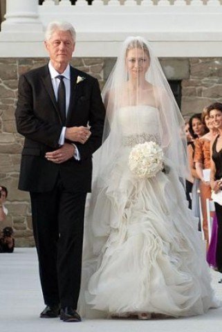 Ikonikus esküvői ruhák - DIVAT&STÍLUS - Stílusiskola - csokor, esküvő, esküvői ruha, fátyol, Galliano, Kate Middleton, oltár, Vera Wang, 