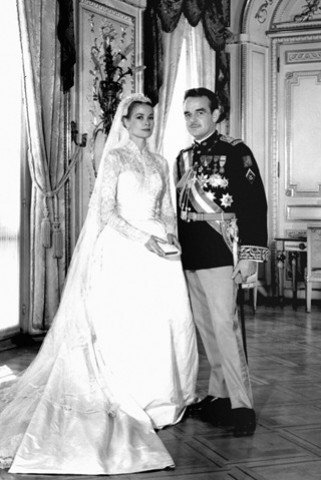 Ikonikus esküvői ruhák - DIVAT&STÍLUS - Stílusiskola - csokor, esküvő, esküvői ruha, fátyol, Galliano, Kate Middleton, oltár, Vera Wang, 