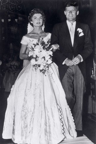 Ikonikus esküvői ruhák - DIVAT&STÍLUS - Stílusiskola - csokor, esküvő, esküvői ruha, fátyol, Galliano, Kate Middleton, oltár, Vera Wang, 