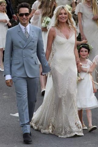 Ikonikus esküvői ruhák - DIVAT&STÍLUS - Stílusiskola - csokor, esküvő, esküvői ruha, fátyol, Galliano, Kate Middleton, oltár, Vera Wang, 