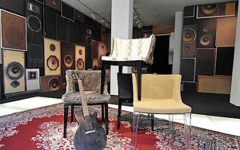 Lenny Kravitz szőrös székei - STYLENEWS - Otthon & Design - állatminta, belsőépítészet, bútor, design, Kartell, Lenny Kravitz, szék, szőrös, 