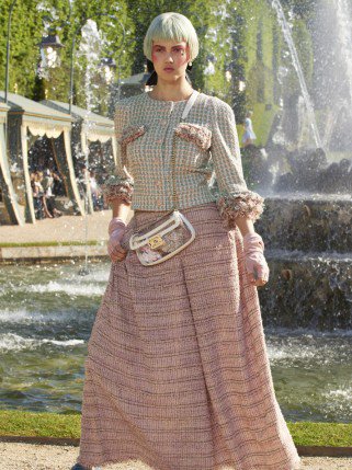 A Chanel koppintja Lady Gagát? - DIVAT&STÍLUS - Hírek  - Chanel, Lady Gaga, logó tetoválás, pasztell, Versailles, 