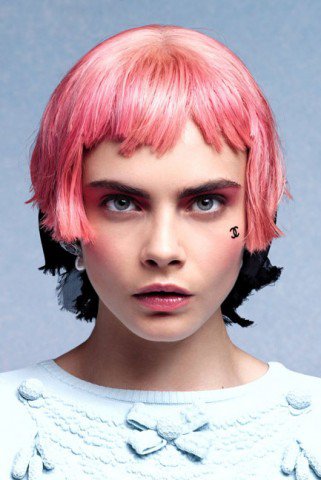 A Chanel koppintja Lady Gagát? - DIVAT&STÍLUS - Hírek  - Chanel, Lady Gaga, logó tetoválás, pasztell, Versailles, 