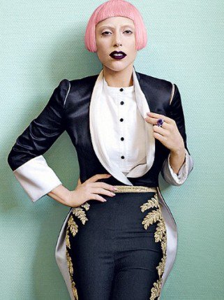 A Chanel koppintja Lady Gagát? - DIVAT&STÍLUS - Hírek  - Chanel, Lady Gaga, logó tetoválás, pasztell, Versailles, 