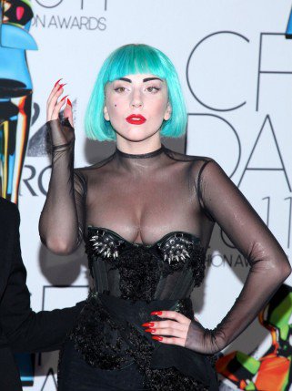 A Chanel koppintja Lady Gagát? - DIVAT&STÍLUS - Hírek  - Chanel, Lady Gaga, logó tetoválás, pasztell, Versailles, 