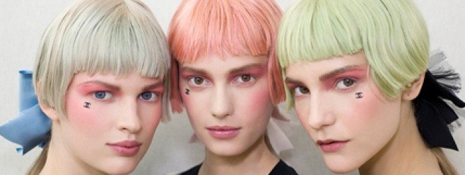 A Chanel koppintja Lady Gagát? - DIVAT&STÍLUS - Hírek  - Chanel, Lady Gaga, logó tetoválás, pasztell, Versailles, 