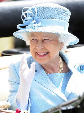 A kellően extrém anglikán kalapok - Hírek  -  - +++II.+Erzs%C3%A9bet+kir%C3%A1lyn%C5%91, ++kalapok, +Anneka+Tanaka+%E2%80%93+Svenska, Hanna+Marie+Hutchison, 