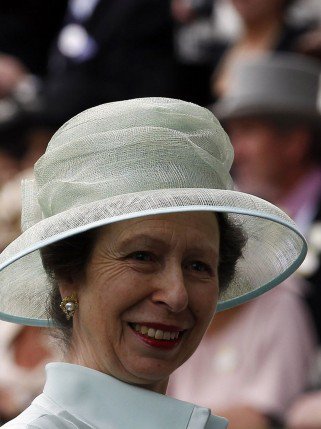 A kellően extrém anglikán kalapok - Hírek  -  - +++II.+Erzs%C3%A9bet+kir%C3%A1lyn%C5%91, ++kalapok, +Anneka+Tanaka+%E2%80%93+Svenska, Hanna+Marie+Hutchison, 