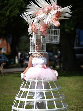 A kellően extrém anglikán kalapok - Hírek  -  - +++II.+Erzs%C3%A9bet+kir%C3%A1lyn%C5%91, ++kalapok, +Anneka+Tanaka+%E2%80%93+Svenska, Hanna+Marie+Hutchison, 