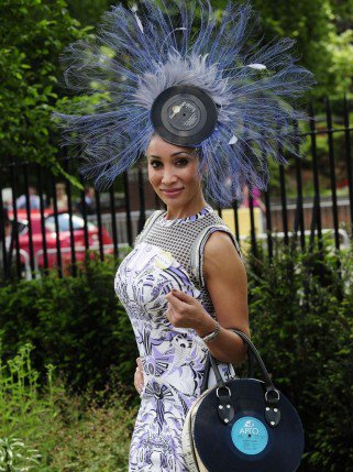 A kellően extrém anglikán kalapok - Hírek  -  - +++II.+Erzs%C3%A9bet+kir%C3%A1lyn%C5%91, ++kalapok, +Anneka+Tanaka+%E2%80%93+Svenska, Hanna+Marie+Hutchison, 