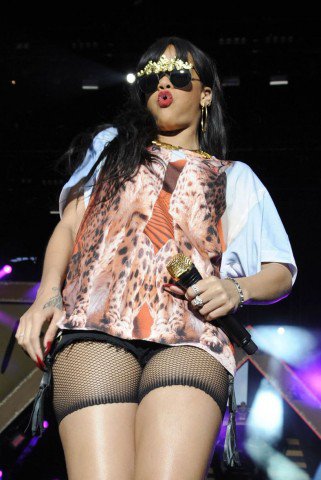 Rihanna kövér sonkáit mutogatta, Jessi J lábaközit villantott - Hírek  - Fesztelen mindennapok - +Jessi+J, Rihanna, 