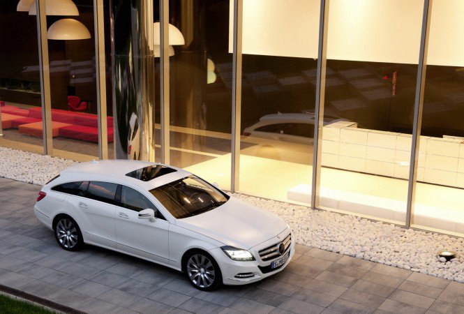 Megérkezett a Mercedes-Benz CLS kombi - Videó -  -  - luxusaut%C3%B3++teljes%C3%ADtm%C3%A9ny++l%C3%B3er%C5%91++csal%C3%A1di+aut%C3%B3++kombi++Mercedes-Benz++motorpaletta, 