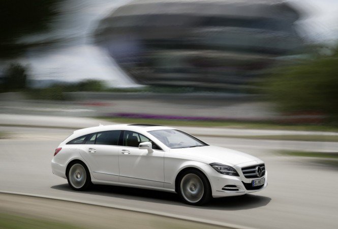 Megérkezett a Mercedes-Benz CLS kombi - Videó -  -  - luxusaut%C3%B3++teljes%C3%ADtm%C3%A9ny++l%C3%B3er%C5%91++csal%C3%A1di+aut%C3%B3++kombi++Mercedes-Benz++motorpaletta, 