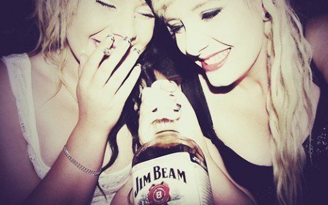 5 ital, amit a férfiak nem szívesen látnak a kezedben - STYLELIFE -  - +++szexi+italok, +++vbk, +++whisky, ++er%C5%91s+ital, ++s%C3%B6r, +n%C5%91k+isznak, rum, 