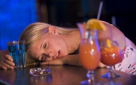 5 ital, amit a férfiak nem szívesen látnak a kezedben - STYLELIFE -  - +++szexi+italok, +++vbk, +++whisky, ++er%C5%91s+ital, ++s%C3%B6r, +n%C5%91k+isznak, rum, 