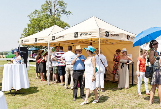 Célba lovagolt a jaguár -  -  - +lovasp%C3%B3l%C3%B3, kalap, 