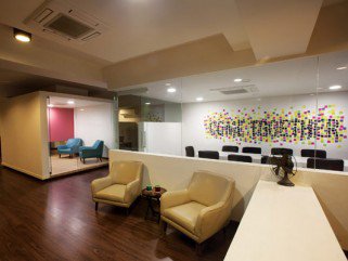 Irodák fehér vásznon -  -  - ++Kamat+Rozario, +kont%C3%A9nerszoba, iroda, 