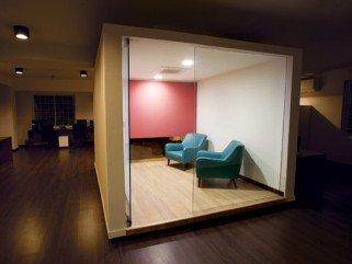 Irodák fehér vásznon -  -  - ++Kamat+Rozario, +kont%C3%A9nerszoba, iroda, 