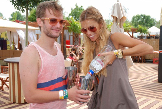 Dukai Regina ráfaragott -  -  - ++j%C3%A9gszobor, ++vodka, +Pusk%C3%A1s+Peti, Dukai+Regina, 