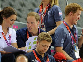 Fel a kezekkel Vilmos herceg! -  -  - ++++Harry, +++Kate+Middelton, ++London+2012, +Vilmos+herceg, olimpia, 