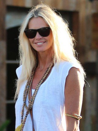 Augusztusi sztárszerkó - DIVAT&STÍLUS - Stílusiskola - +++++m%C3%A1sold+a+st%C3%ADlus%C3%A1t, ++++ny%C3%A1ri+viselet, +++outfit, ++szt%C3%A1r+szett, +Elle+Macpherson, feh%C3%A9r+farmer, 