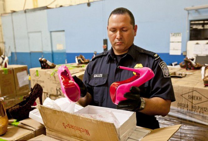 Négymilliárdnyi Louboutin vár bezúzásra - Hírek  -  - +Christian+Louboutin, Louboutin++hamis%C3%ADtv%C3%A1ny, 