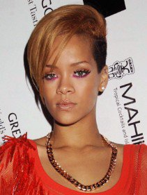 Rövid hajú istennők - DIVAT&STÍLUS - SZÉPSÉG - ++++++Rihanna, ++++++Rihanna+haja, +++++r%C3%B6vid+haj, ++++celebek, +++Emma+Watson, ++f%C3%BCrt%C3%B6k, +fodr%C3%A1sz, frizura, 