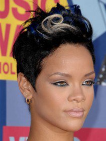 Rövid hajú istennők - DIVAT&STÍLUS - SZÉPSÉG - ++++++Rihanna, ++++++Rihanna+haja, +++++r%C3%B6vid+haj, ++++celebek, +++Emma+Watson, ++f%C3%BCrt%C3%B6k, +fodr%C3%A1sz, frizura, 