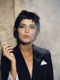 Rövid hajú istennők - DIVAT&STÍLUS - SZÉPSÉG - ++++++Rihanna, ++++++Rihanna+haja, +++++r%C3%B6vid+haj, ++++celebek, +++Emma+Watson, ++f%C3%BCrt%C3%B6k, +fodr%C3%A1sz, frizura, 