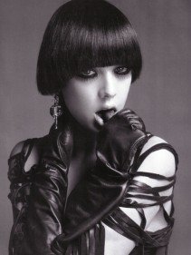 Rövid hajú istennők - DIVAT&STÍLUS - SZÉPSÉG - ++++++Rihanna, ++++++Rihanna+haja, +++++r%C3%B6vid+haj, ++++celebek, +++Emma+Watson, ++f%C3%BCrt%C3%B6k, +fodr%C3%A1sz, frizura, 