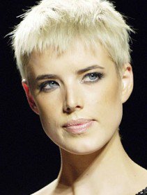 Rövid hajú istennők - DIVAT&STÍLUS - SZÉPSÉG - ++++++Rihanna, ++++++Rihanna+haja, +++++r%C3%B6vid+haj, ++++celebek, +++Emma+Watson, ++f%C3%BCrt%C3%B6k, +fodr%C3%A1sz, frizura, 